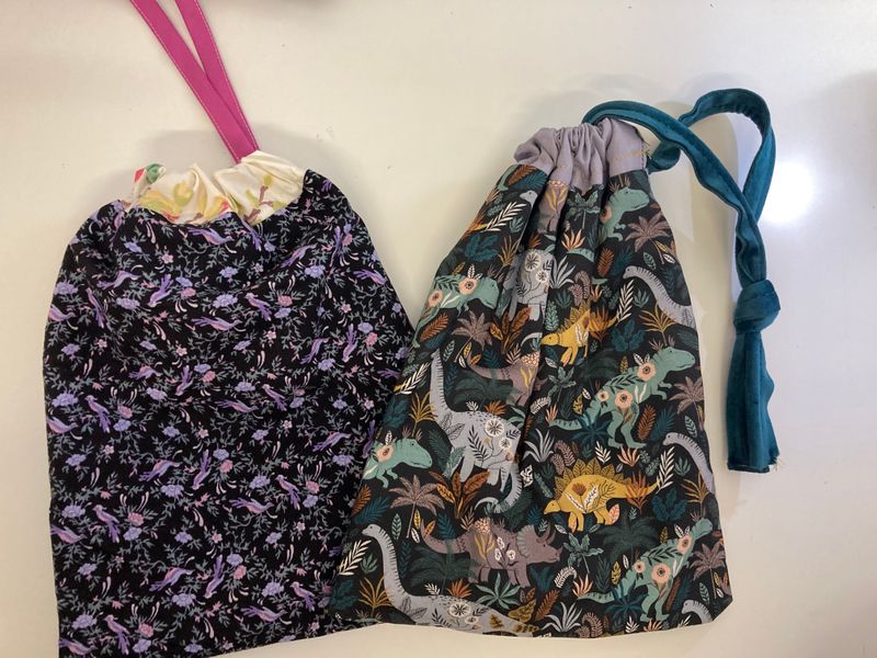 2 drawstring bags