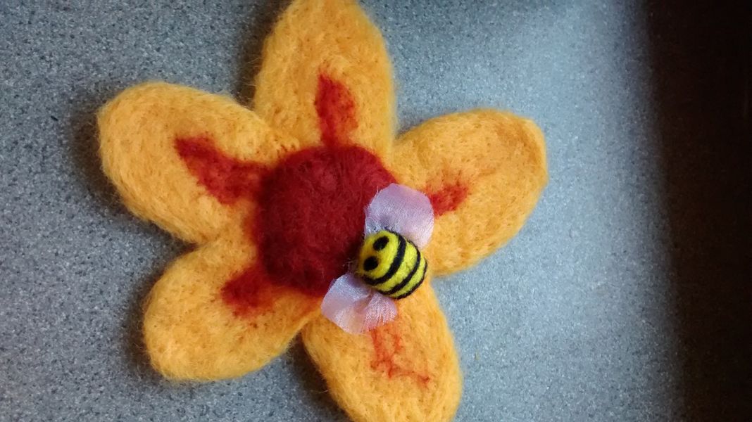 Student's bee on flower 3d needlefelting