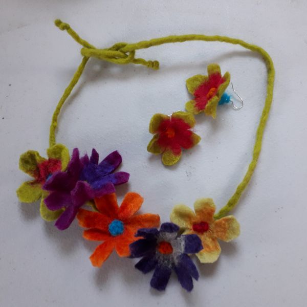 Flower necklace and earings