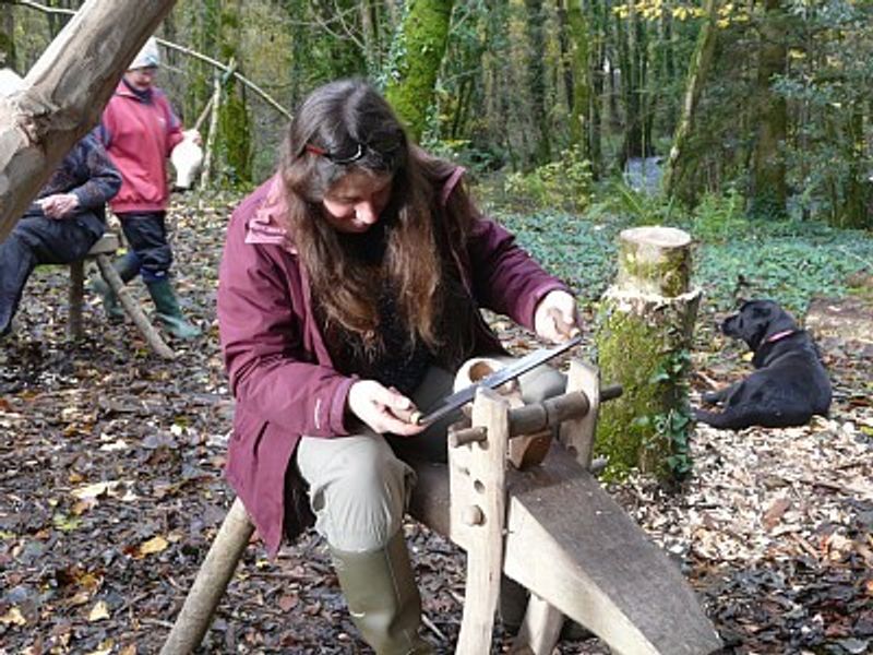 Shaping the outside of a kuksa with a draw-knife