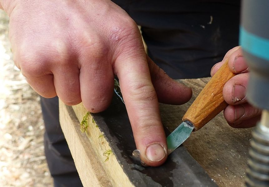 Sharpening a hook-knife