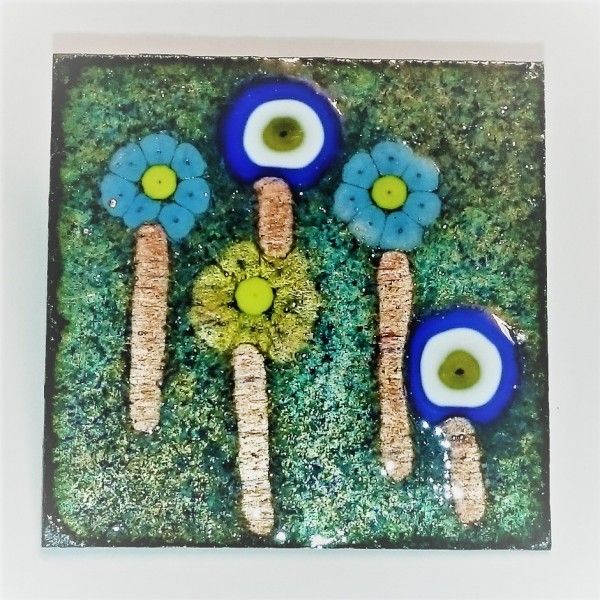 Enamelled magnet decorated with stringers, seed beads and millifiore