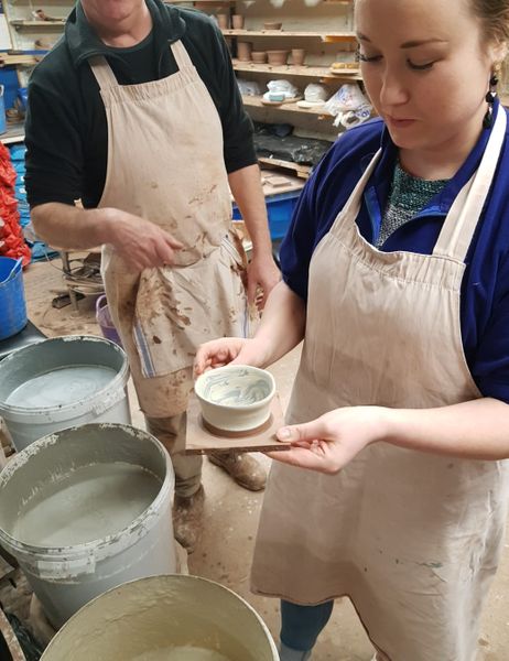 Decorating a pot with slip