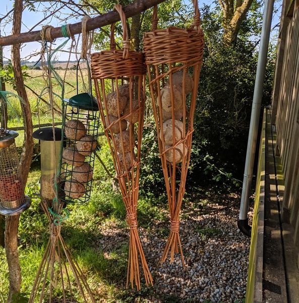 Make a bird feeder from willow