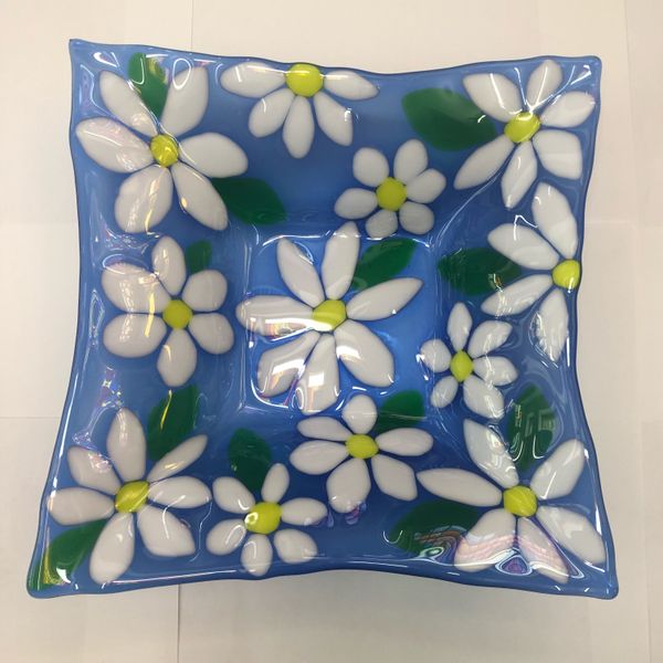 Fused Glass Daisy bowl made on the beginners day course at Rainbow Glass Studios N16 0JL