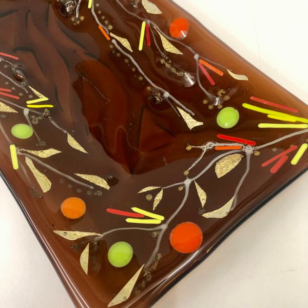 A daintily decorated autumnal dish made by Rosanna on our beginners day course, lovely use of glass media shown here. Well done! 