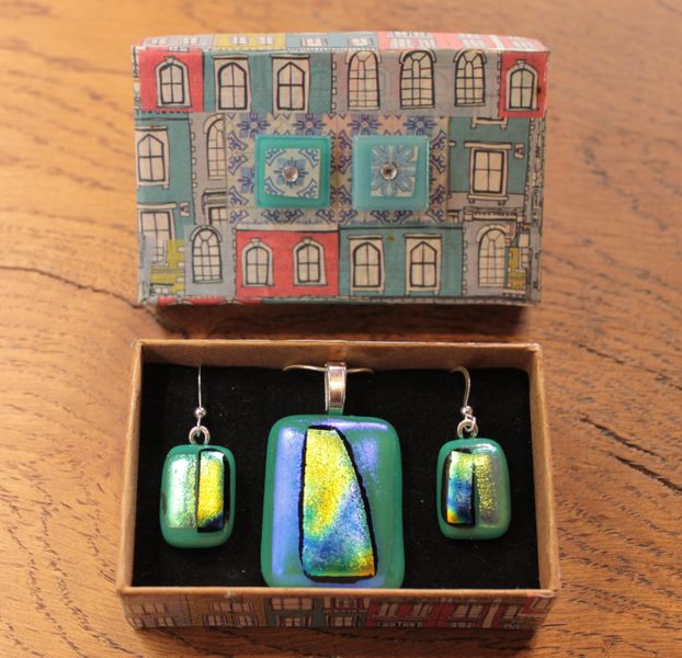 Fused Glass Jewellery, pendant and earrings. Make two pieces of jewellery as well as a large bowl!