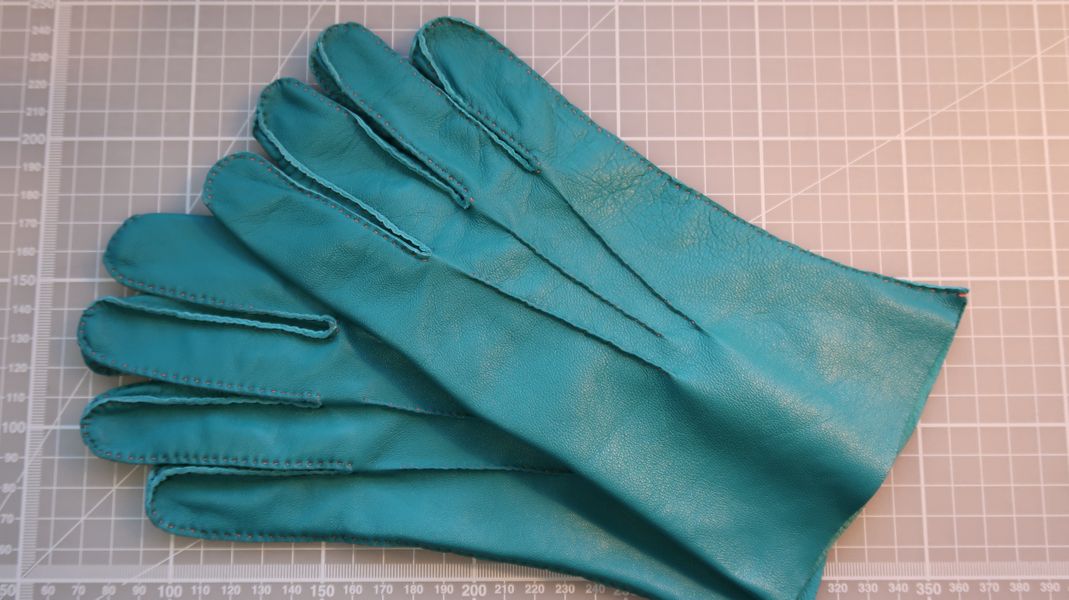 An example of turquoise gloves with points (the lines on the back of the hand).