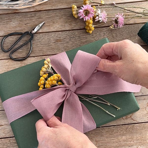 Learn new gift wrapping techniques and decorate your gifts with our expert tutor.