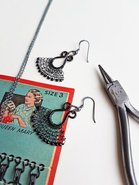 Learn how to stitch with wire to make jewellery