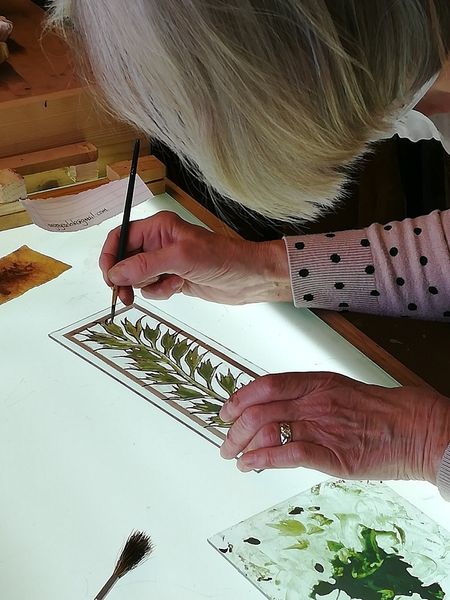 Painting on glass Level One. Learn the basis of this ancient technique. Suitable for complete beginners or experienced stained glass practitioners willing to bring their practice further.