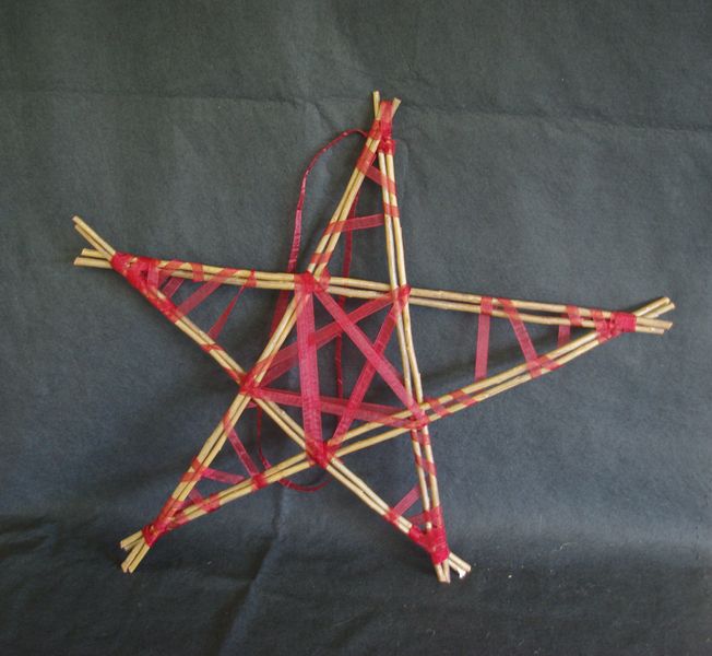 Double framed star woven in red ribbons.