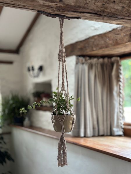 Overview of whole macrame pot holder