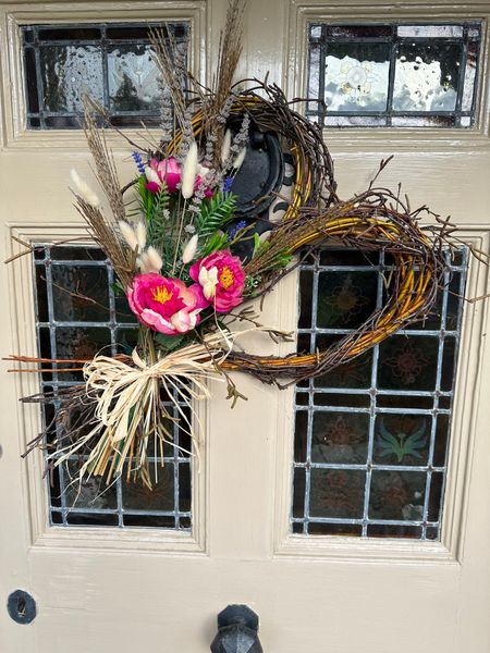 Looking gorgeous with a selection of faux flowers available in different colour schemes 