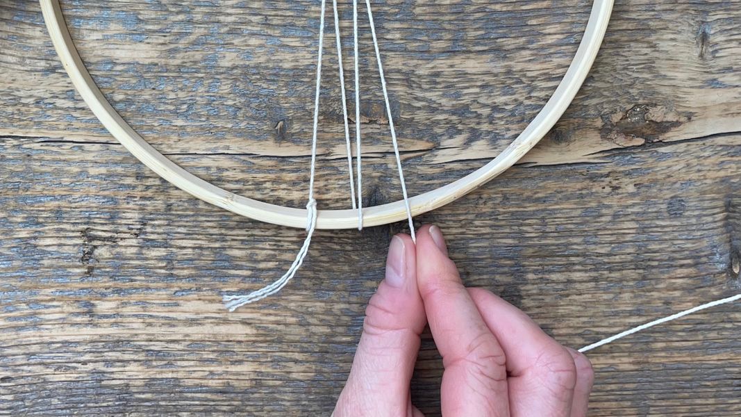 Warping a circular loom
