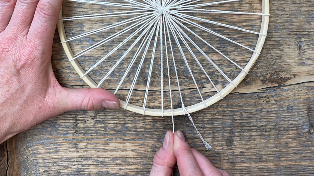 Warping a circular loom