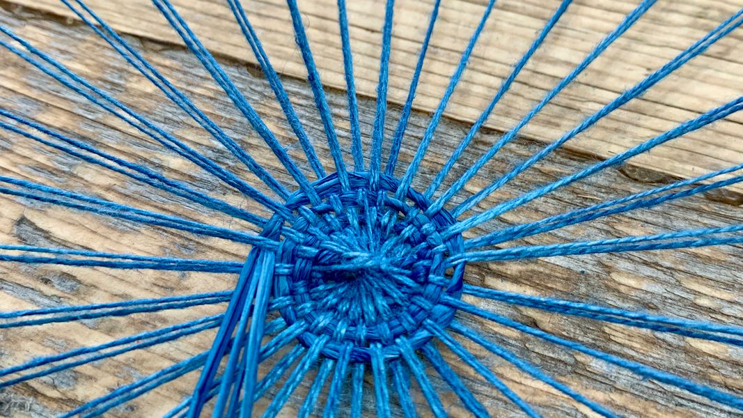 Circular weaving with raffia