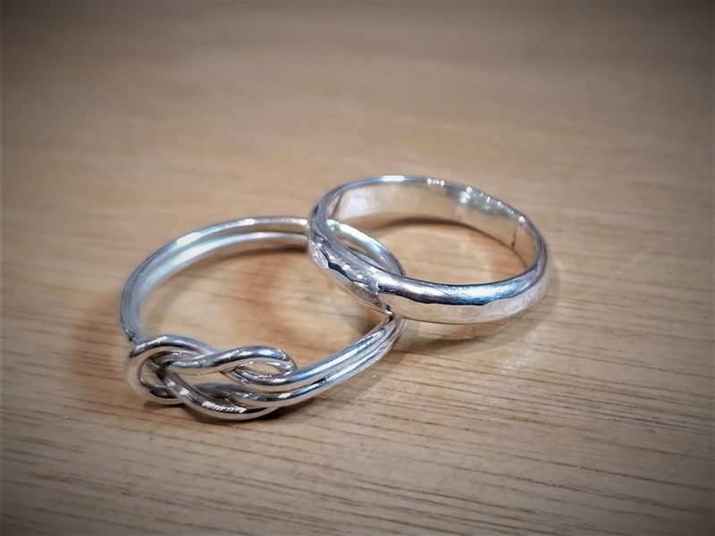 Knotted wire ring