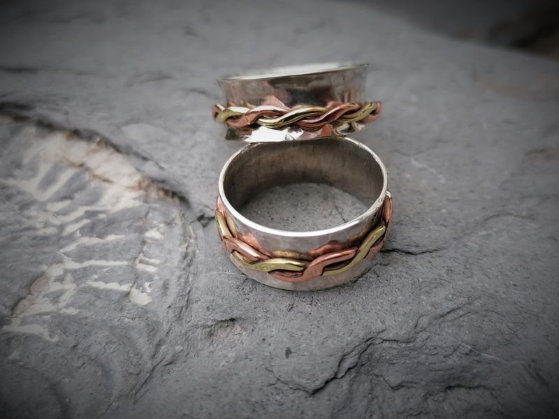 Spinner ring with twist