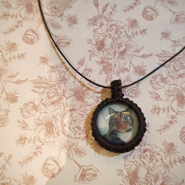 Macrame pendant with photo backing (Jessie the Cat)