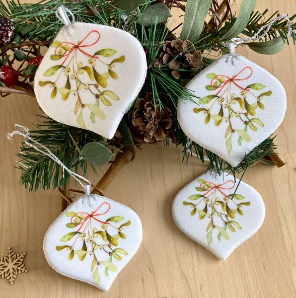 Pack of 4 hand crafted mistletoe design baubles