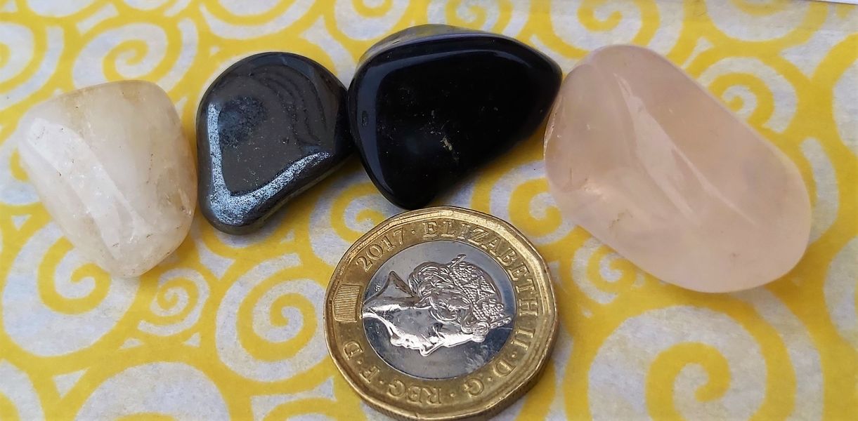♥ Crystals compared to a £1 coin for size ♥