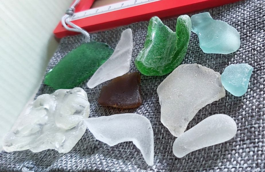 THE RULER NEXT TO PHOTOS GIVES YOU AN IDEA OF THE SIZE OF THE SEA GLASS TO CREATE WITH