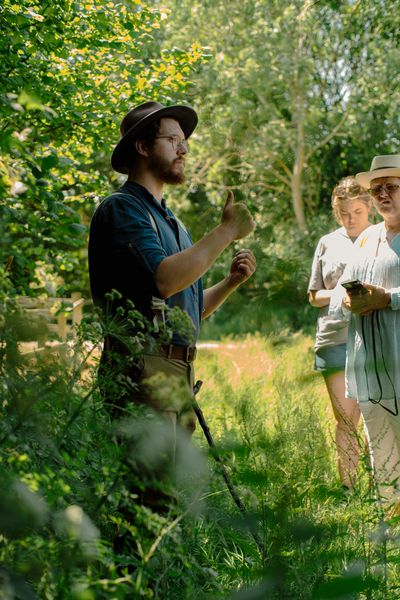 forager talking to group on foraging course