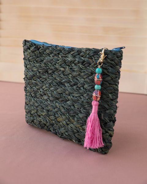 We will work in Natural but you can dye the raffia!