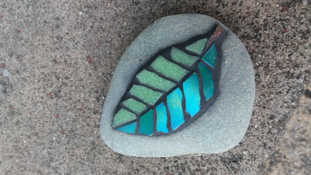 Tile leaf design on pebble for the garden.