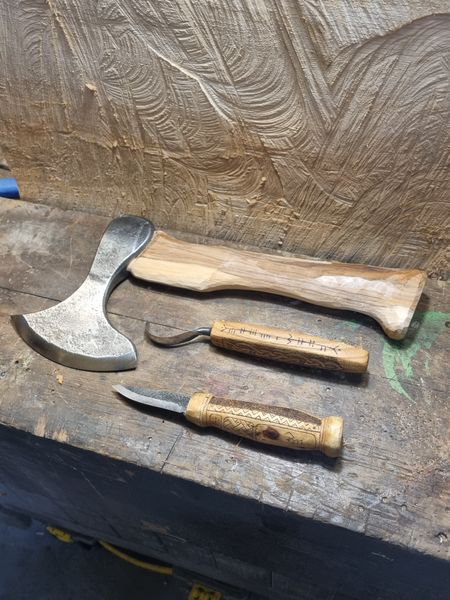 Learn the essential techniques to effectively sharpen these 3 fundamental carving tools 