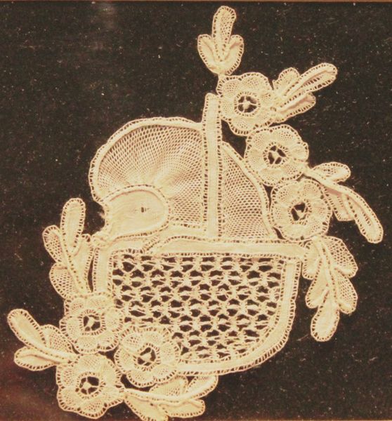 Honiton Lace - Hedgehog in a Basket
