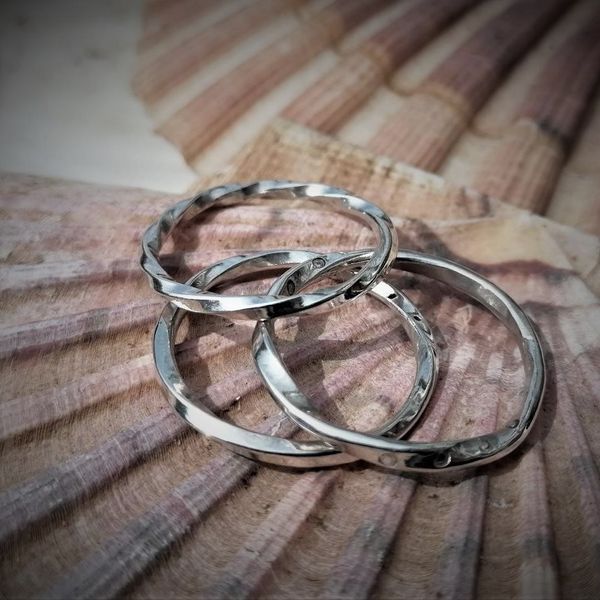 Twisted stacking rings