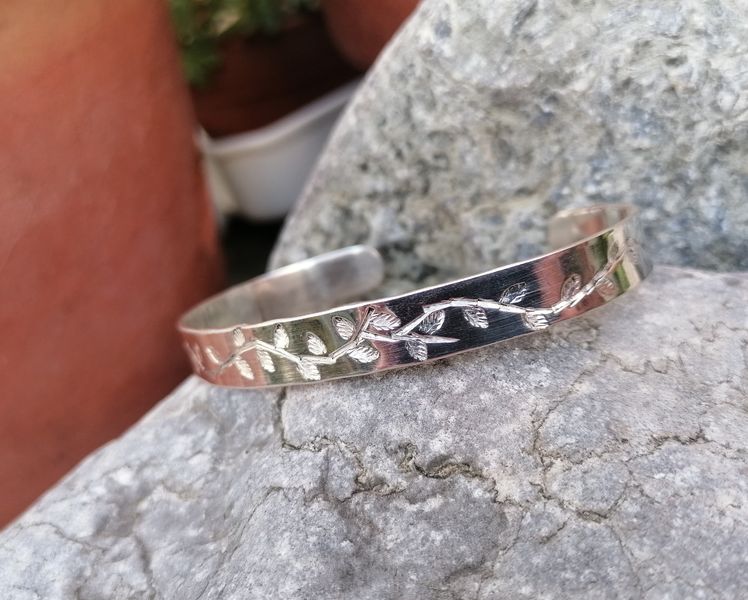 Open bangle with textured pattern
