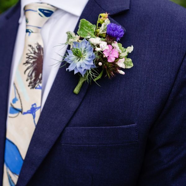 Learn how to choose the correct flowers and foliage for buttonholes. 