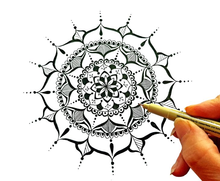 Drawing a mandala by hand - Mandala art class for beginners
