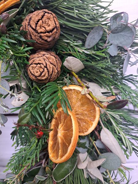 Supplied with cones, oranges and seasonal natural materials to create interest and texture 