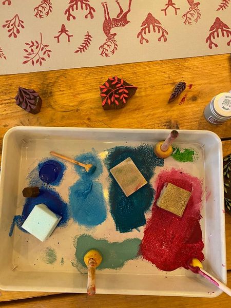 Use sponges to dab paint to the blocks