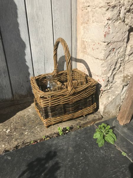 Square bottle basket with partitions